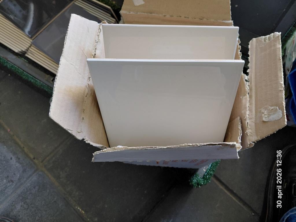 Witte en 2 soorten grijze tegeltjes  gratis op te halen, Doe-het-zelf en Verbouw, Kratten en Dozen, Ophalen, Doos, Minder dan 35 cm