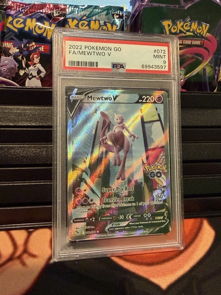 2022 POKEMON GO #072 FULL ART/MEWTWO V PSA 9, Ophalen of Verzenden, Zo goed als nieuw, Losse kaart
