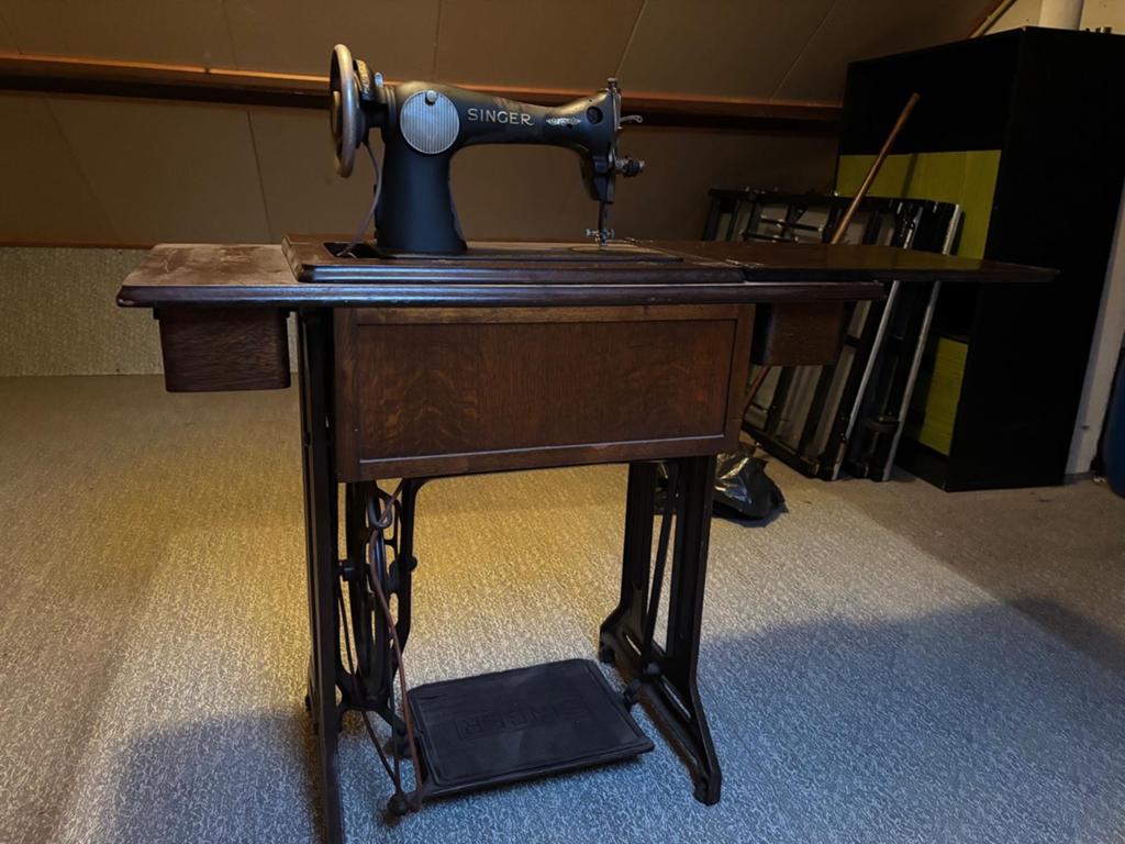 Antieke Singer Naaimachine met Naaitafel (in Nijverdal), Ophalen