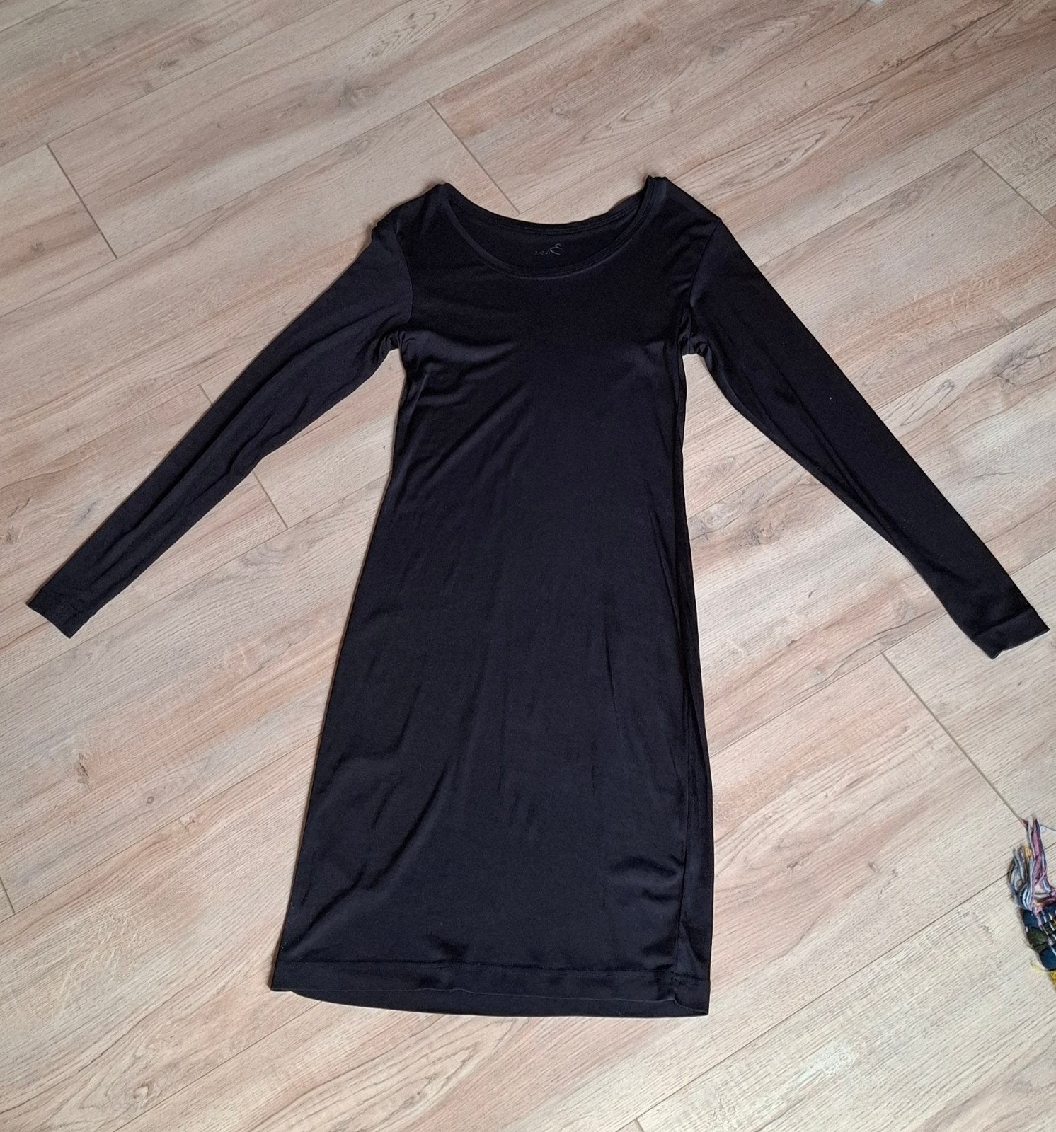 Zwarte Basis jurk van 100% Tactel, Kleding | Dames, Jurken, Zwart, Ophalen of Verzenden, Gedragen, Onder de knie