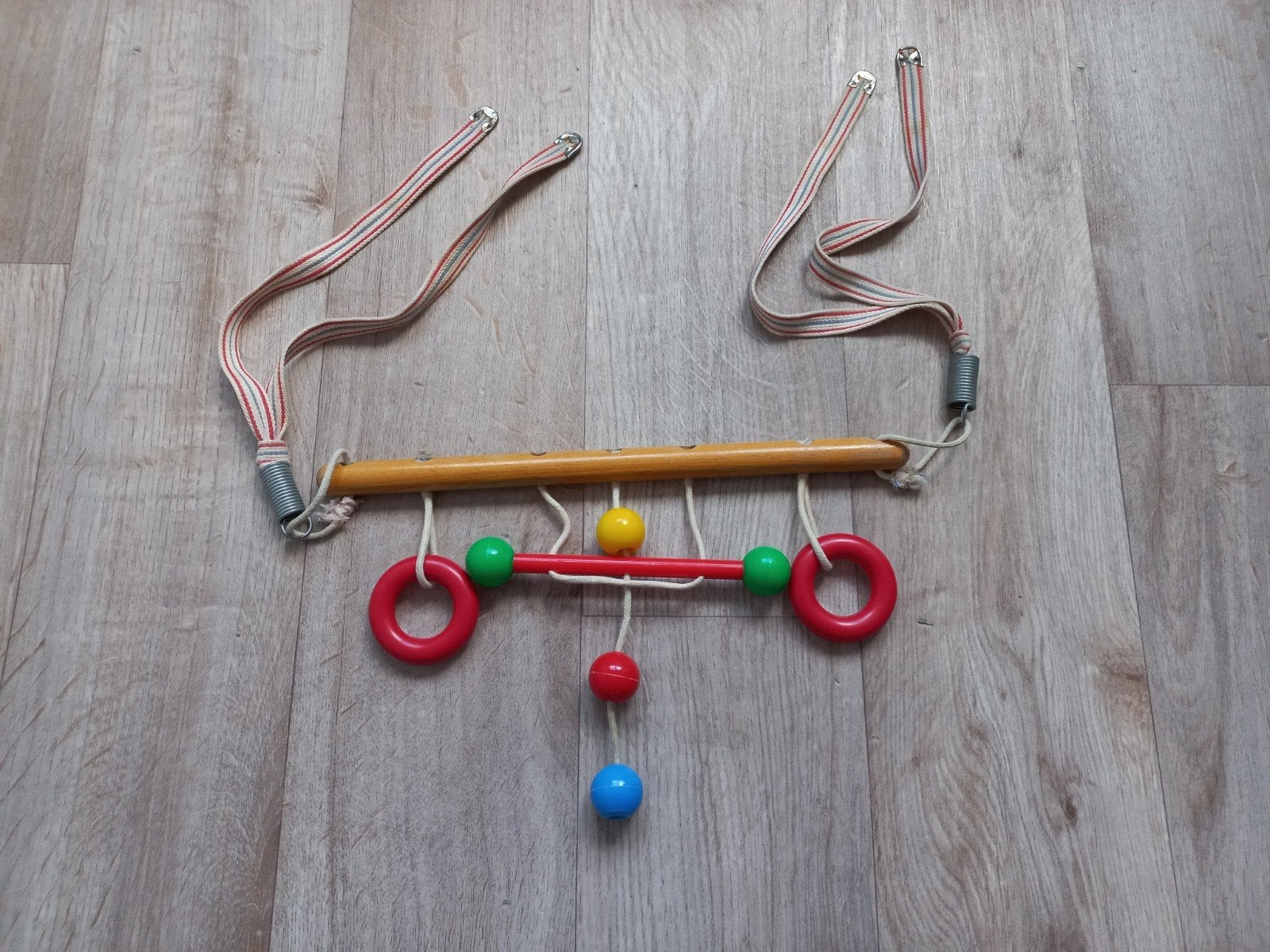 Vintage houten boxmobiel met kleurrijke kralen, Ophalen of Verzenden, Gebruikt, Mobiel