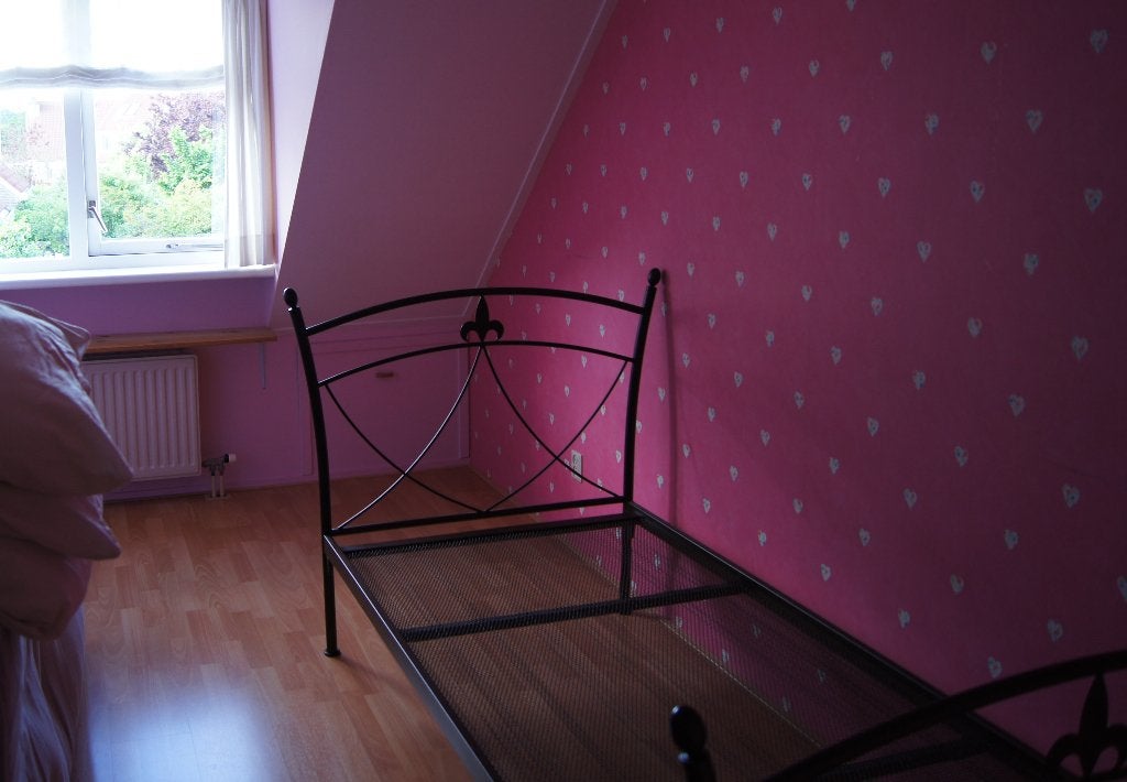 Ideaal bedframe - meidenbed, Ophalen, 90 cm, Romantisch gestileerd, en toch strak vormgegeven, Zo goed als nieuw