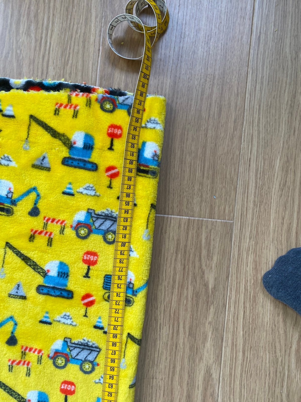 Foto 6 van Wellness fleece geel met constructie voertuigen