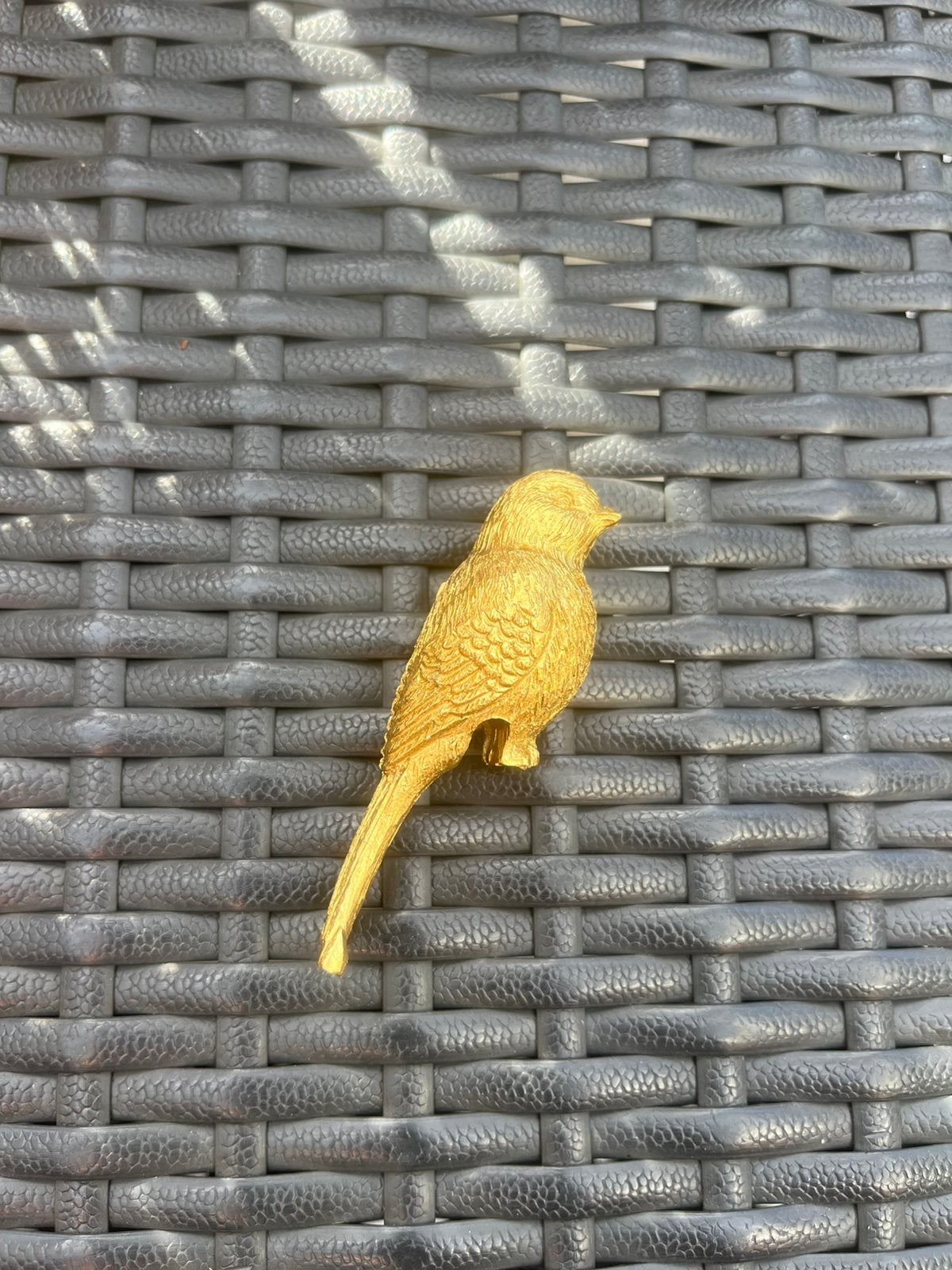 Te koop: goudkleurig vogeltje, voor randje schaal/kandelaar, Nieuw, Kunststof, Ophalen of Verzenden, Landelijk