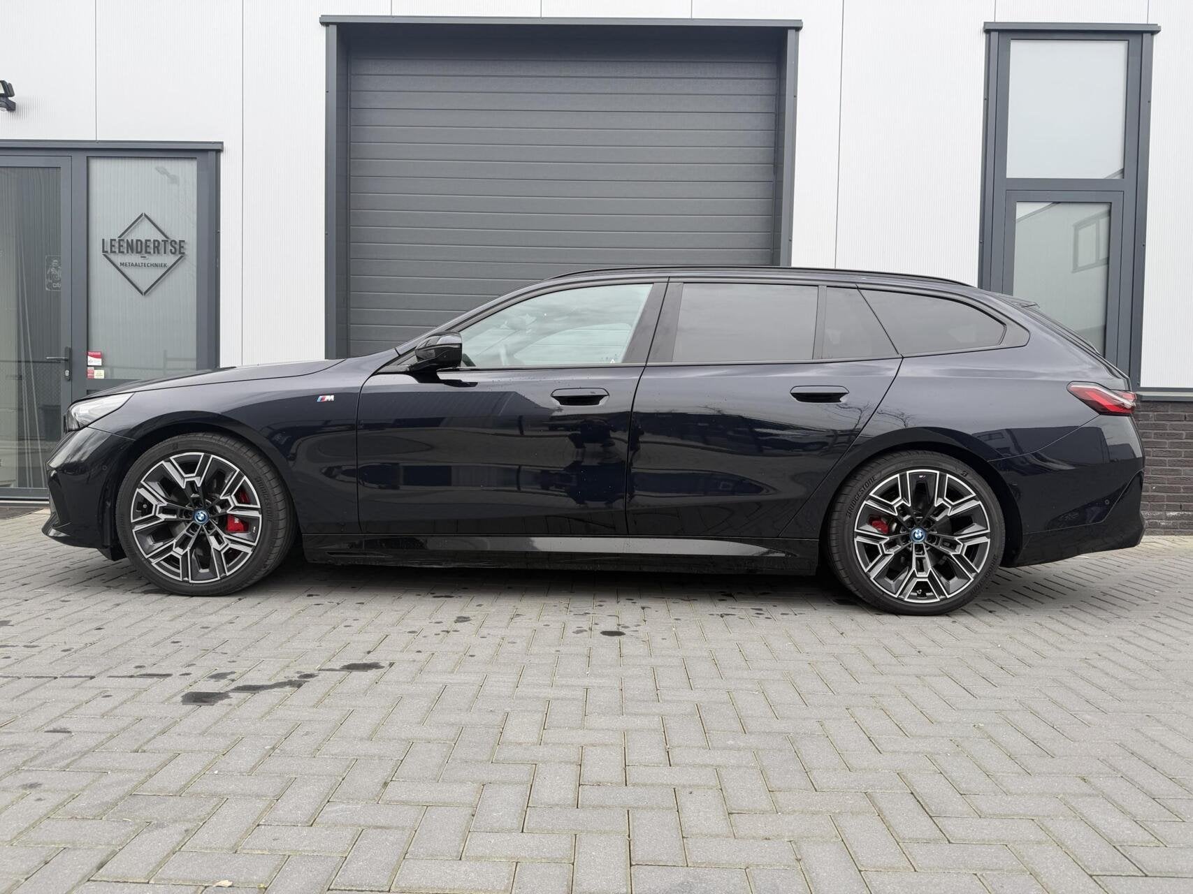 BMW i5 Touring eDrive40 84 kWh, Auto's, BMW, Automaat, Gebruikt, Met garantie (alle), Blauw