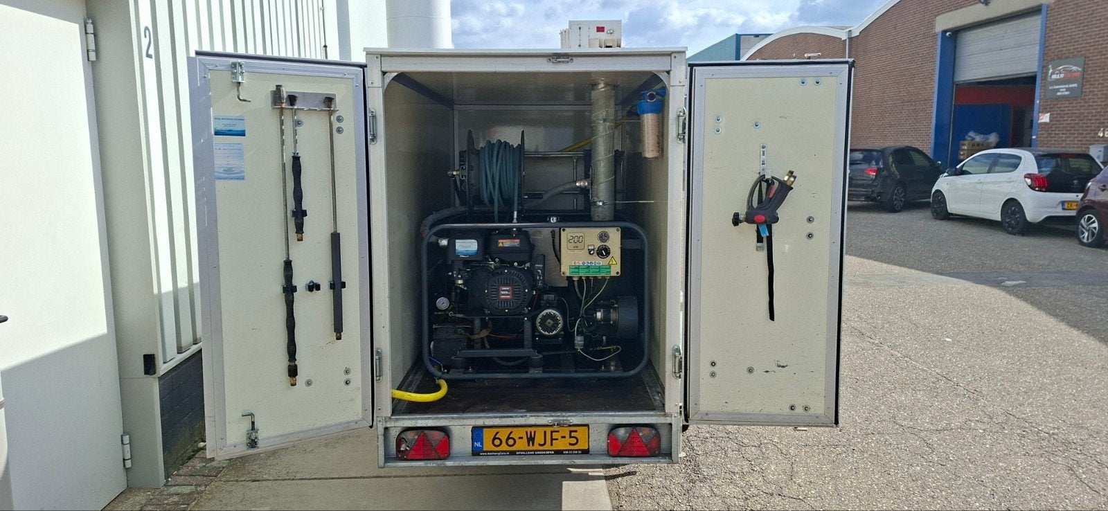 Dibo skid warmwater hogedrukreiniger in gesloten aanhanger, Ophalen