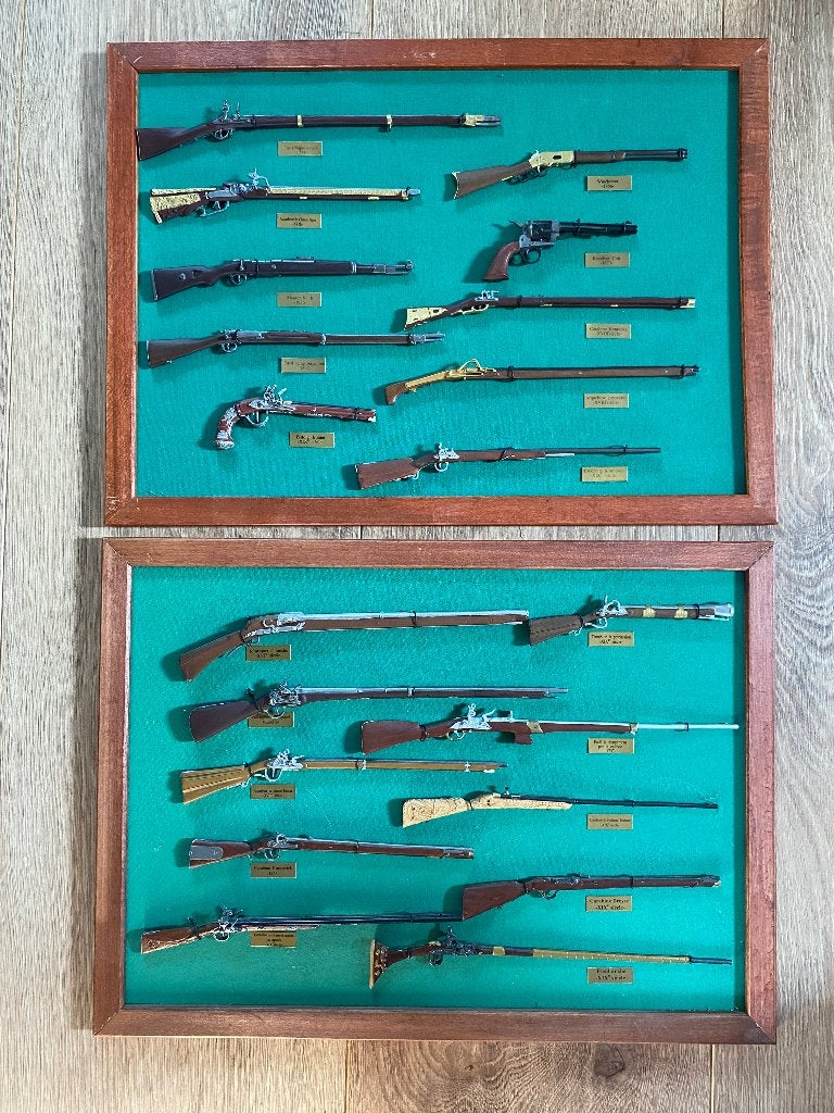 2 minivitrines van de "Collectible Weapons"- collectie, Ophalen of Verzenden