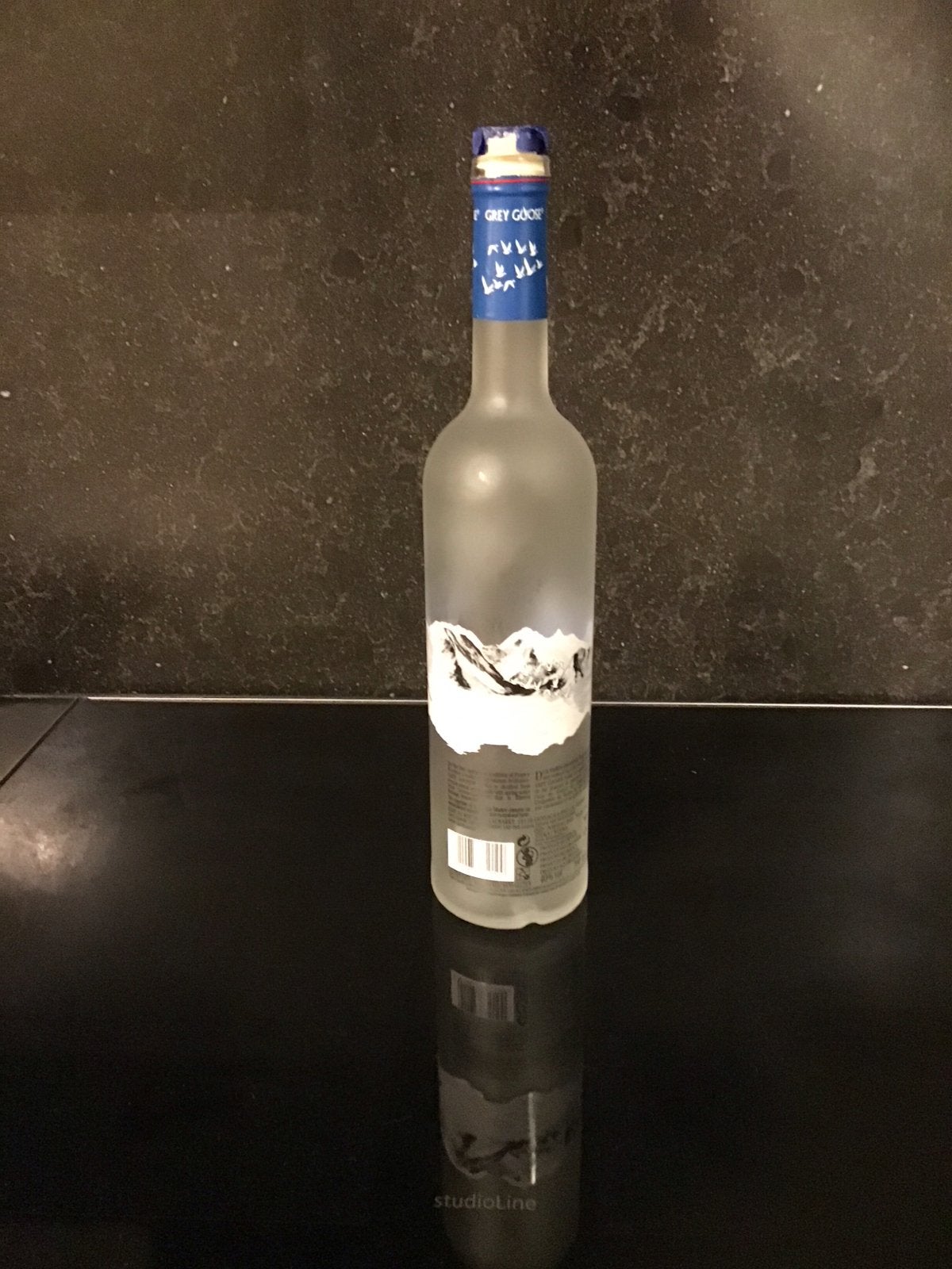 Foto 2 van Lege fles grey goose vodka