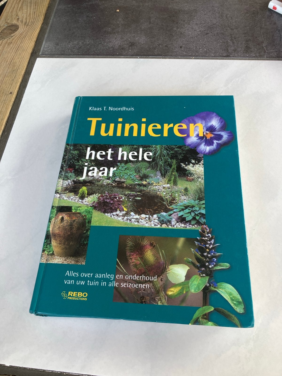 Tuinieren het hele jaar - Klaas T. Noordhuis, Boeken, Ophalen of Verzenden, Zo goed als nieuw, Tuinieren en Tuinplanten
