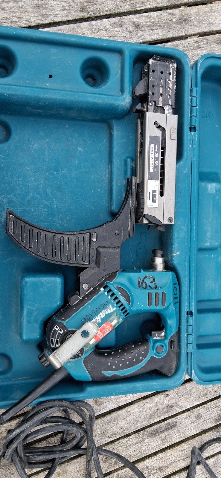 Makita 6842 schroefmachine met magazijnopzetstuk, Ophalen of Verzenden, Gebruikt, 400 tot 600 watt, Boor- en Schroefmachine
