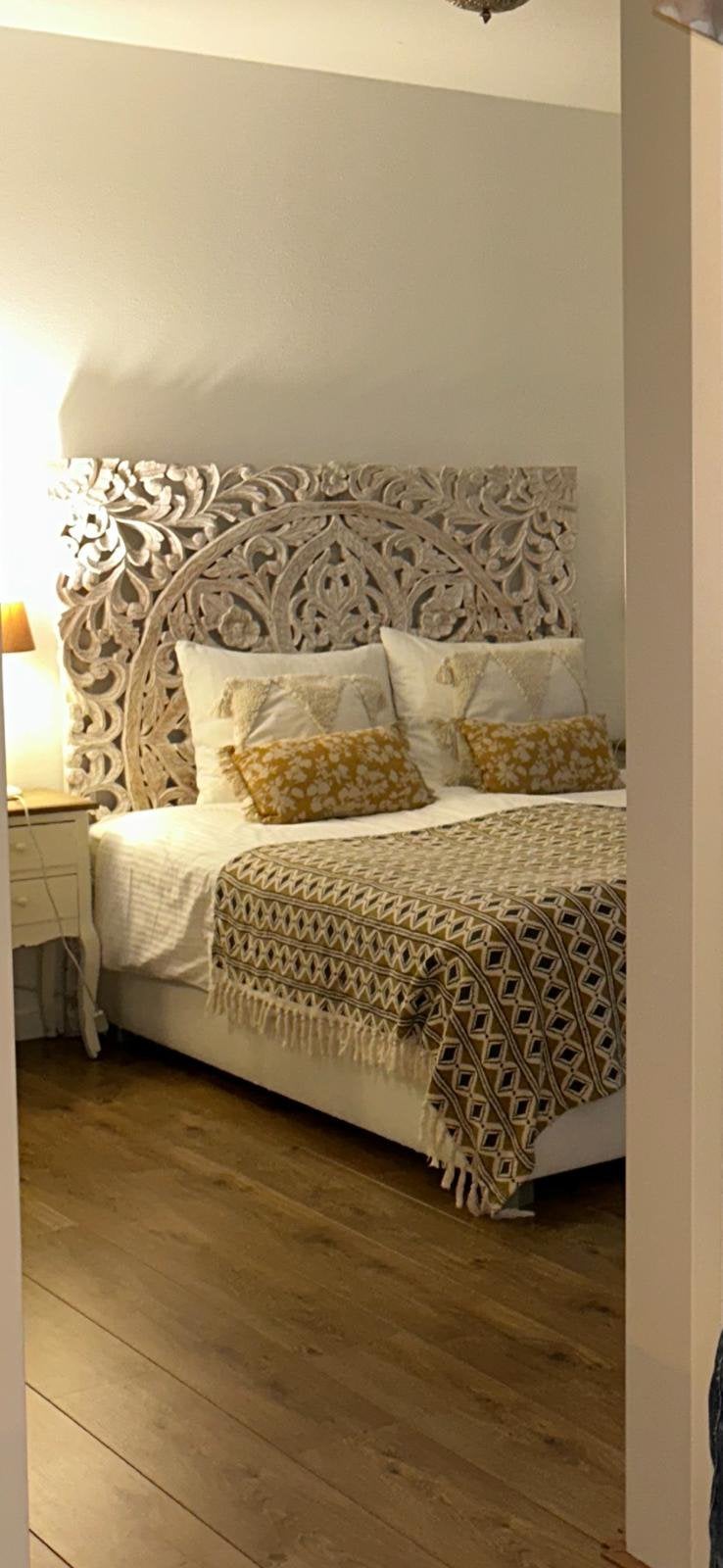 Bed with wooden headboard, Ophalen of Verzenden, Zo goed als nieuw, 25 tot 50 cm, Minder dan 100 cm