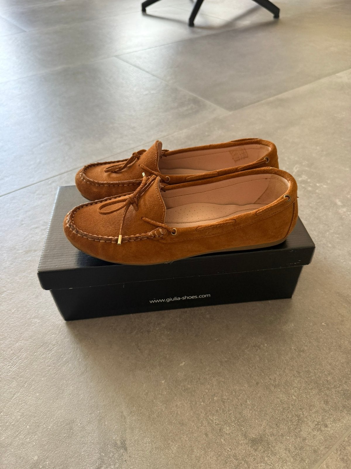 Giulia suede loafers cuero maat 37, Kleding | Dames, Schoenen, Bruin, Instappers, Ophalen of Verzenden, Zo goed als nieuw