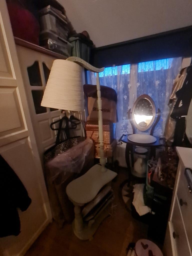 Krantenbak  tafel met lamp, Ophalen