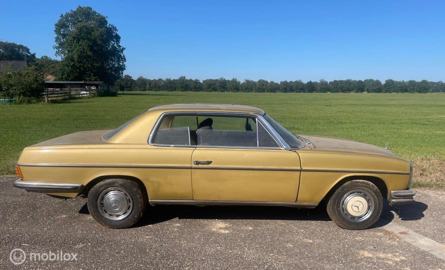 Mercedes 250 C W114 38 jaar gestald 1241 gebouwd facelift mo, Auto's, Automaat, Gebruikt, Leder en Stof, Bedrijf