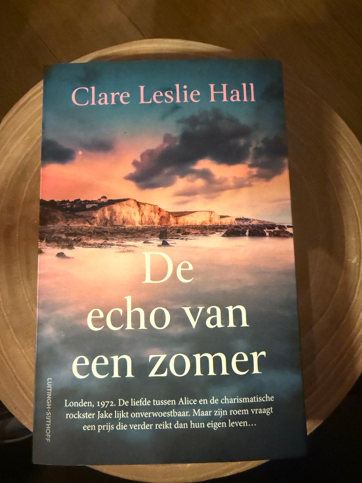 De echo van een zomer - Clare Leslie Hall, Ophalen of Verzenden, Gelezen, Nederland