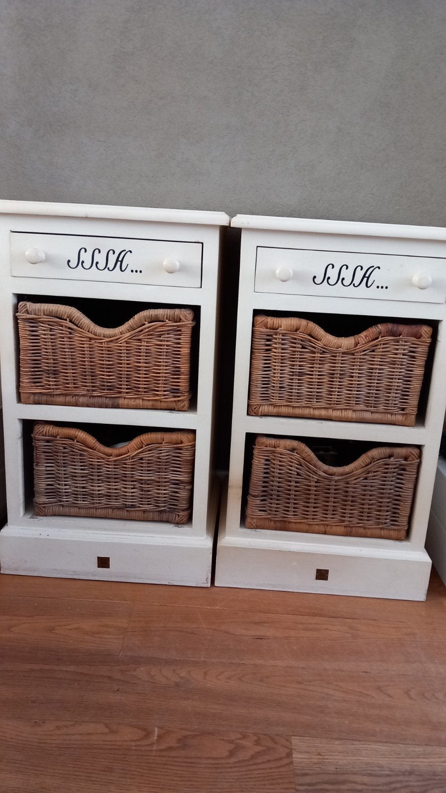 Riviera Maison nachtkastjes met rieten manden (set van 2), Huis en Inrichting, Slaapkamer | Nachtkastjes, Ophalen, Gebruikt, Minder dan 45 cm