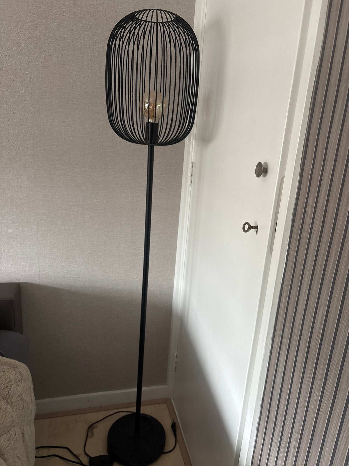 Mooie zwarte vloerlamp met draadkooi design, Huis en Inrichting, Lampen | Vloerlampen, Ophalen, Gebruikt, 100 tot 150 cm, E27 (groot)