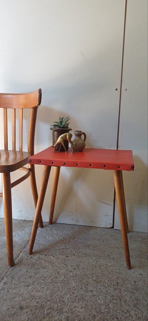 Vintage tafeltje met skai bekleding schuine poot, Ophalen of Verzenden, Gebruikt, Hout