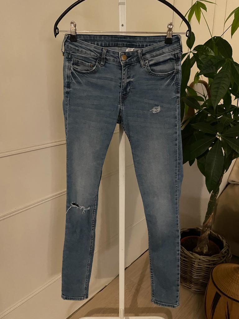 Skinny ripped jeans maat 36, Ophalen of Verzenden, Zo goed als nieuw, Blauw, W28 - W29 (confectie 36)
