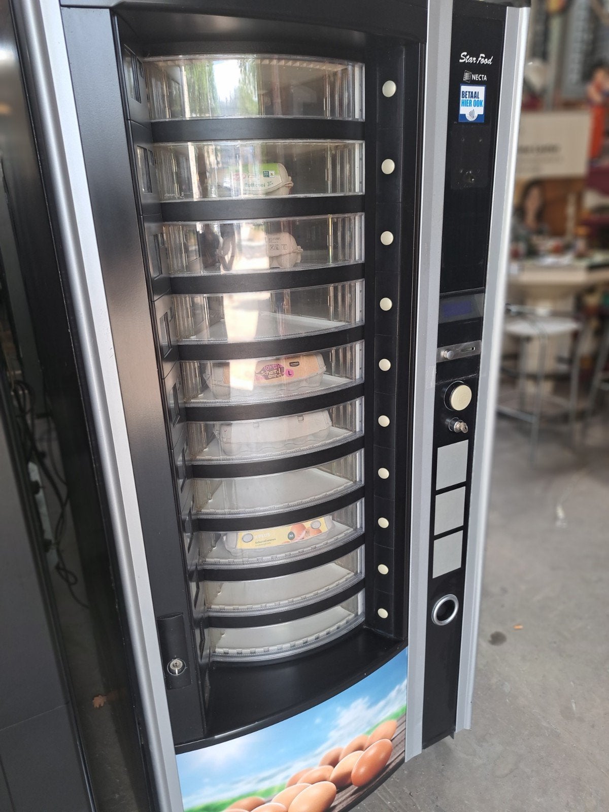 eier automaat Necta gekoeld, Ophalen