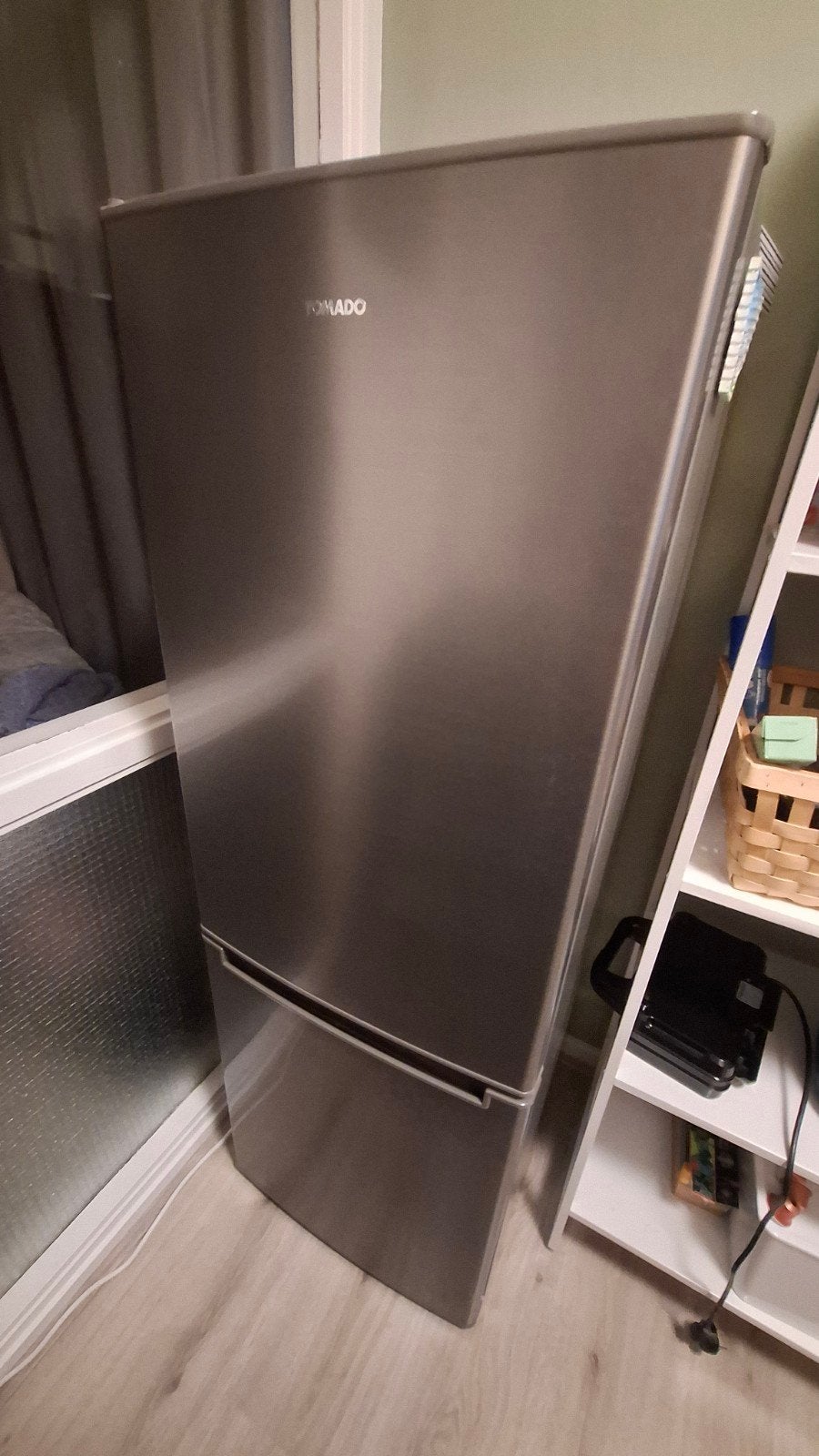 Tomado Koel-vriescombinatie, Witgoed en Apparatuur, Koelkasten en IJskasten, Ophalen, 150 tot 200 liter, Met aparte vriezer, Zo goed als nieuw