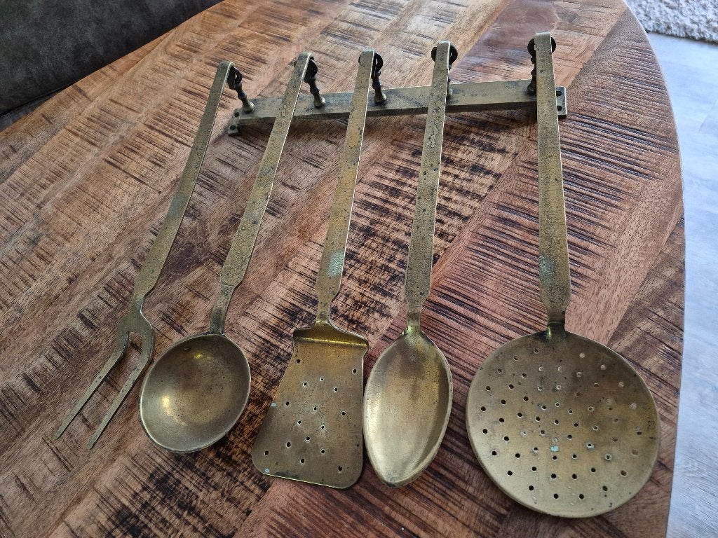 Koperen wand lepelrek, Ophalen