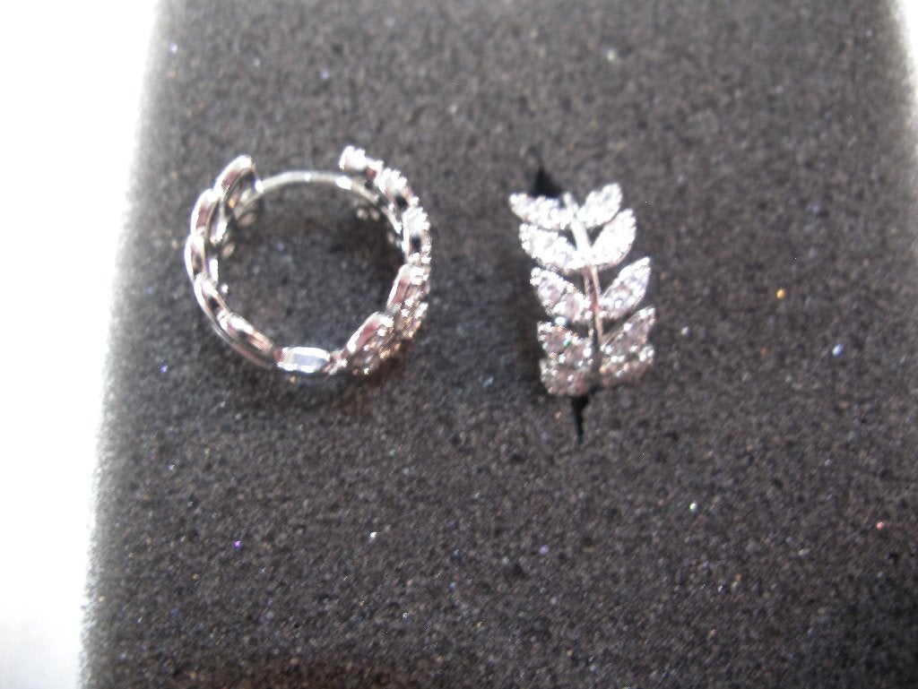 Een paar Wit Goud Vergulde Creool Oorbellen met Zirkonia, Sieraden, Tassen en Uiterlijk, Antieke sieraden, Ophalen of Verzenden
