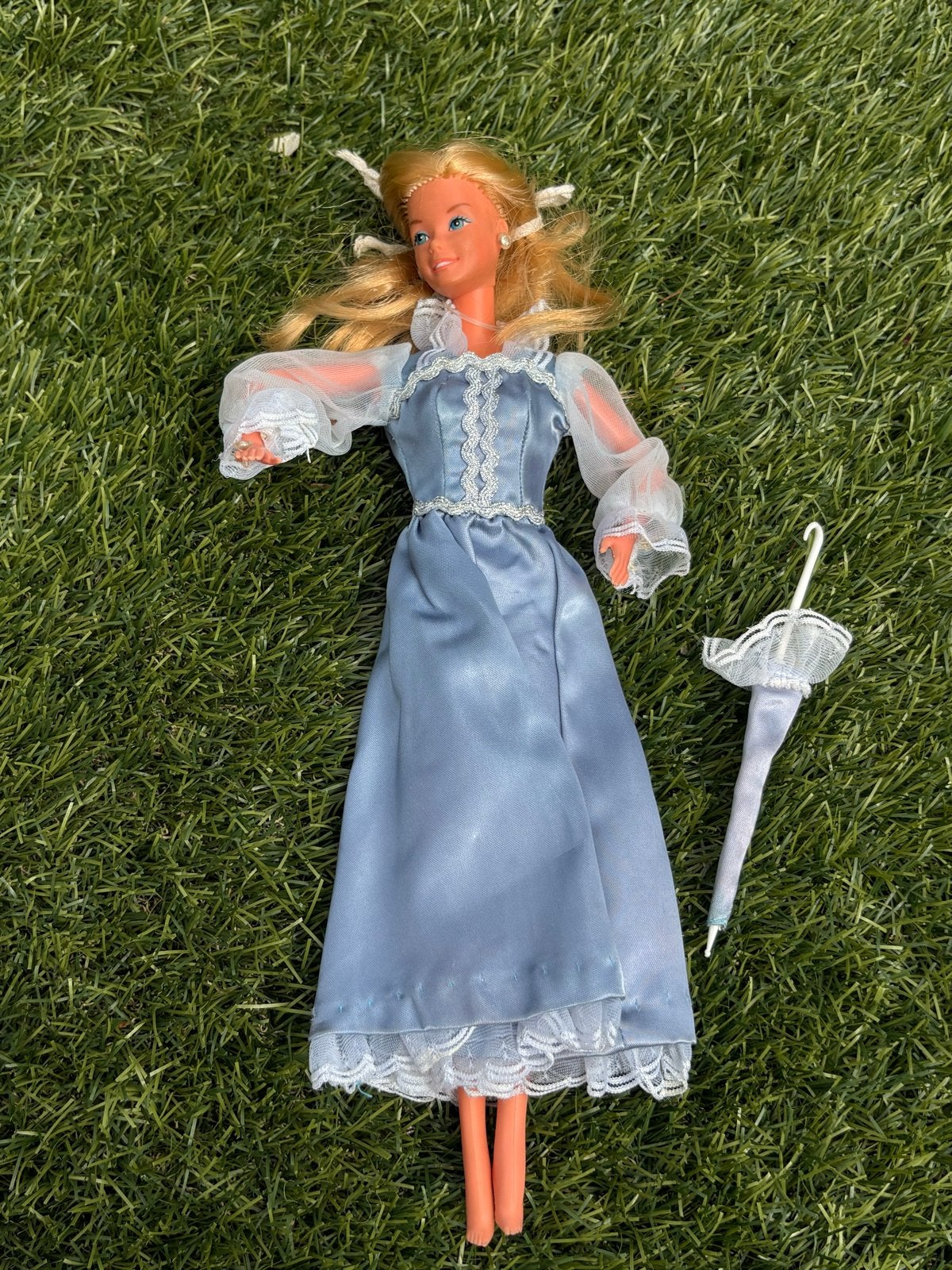 Vintage Barbie pop in blauwe jurk met parasol, Kinderen en Baby's, Speelgoed | Poppen, Gebruikt, Barbie, Ophalen of Verzenden