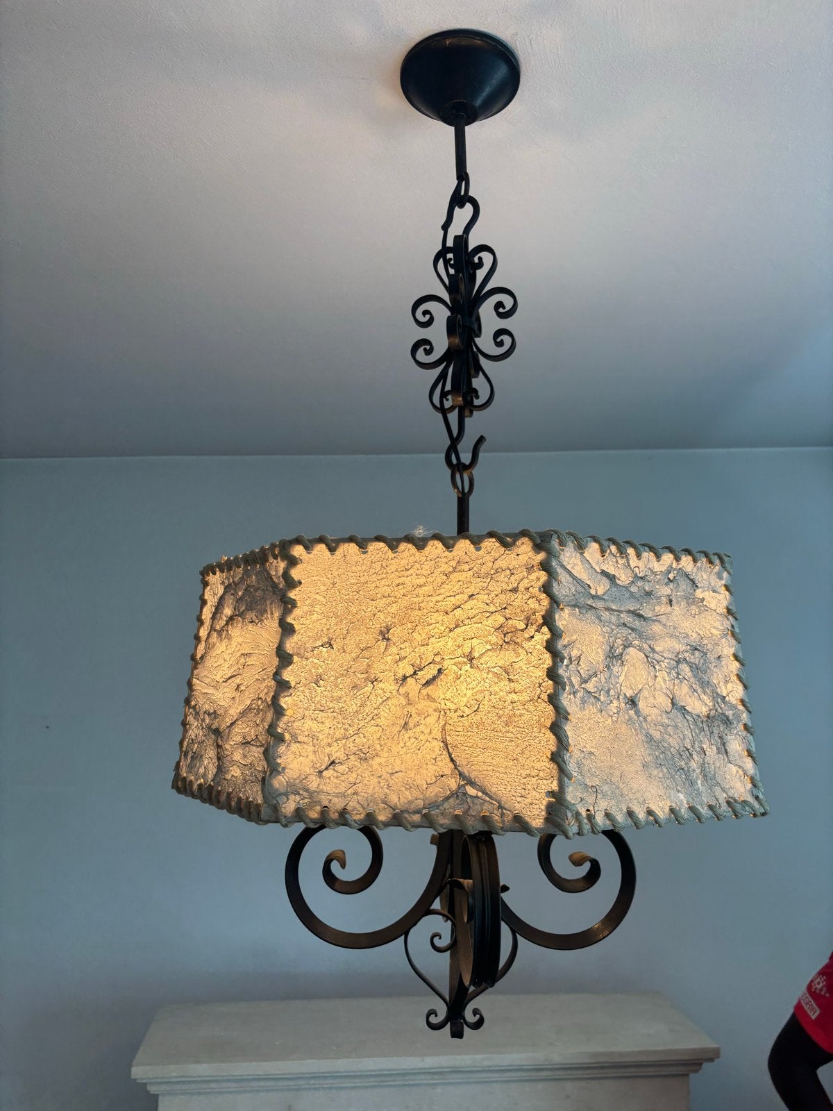 Antieke smeedijzeren hanglamp met perkamenten kap, Ophalen of Verzenden