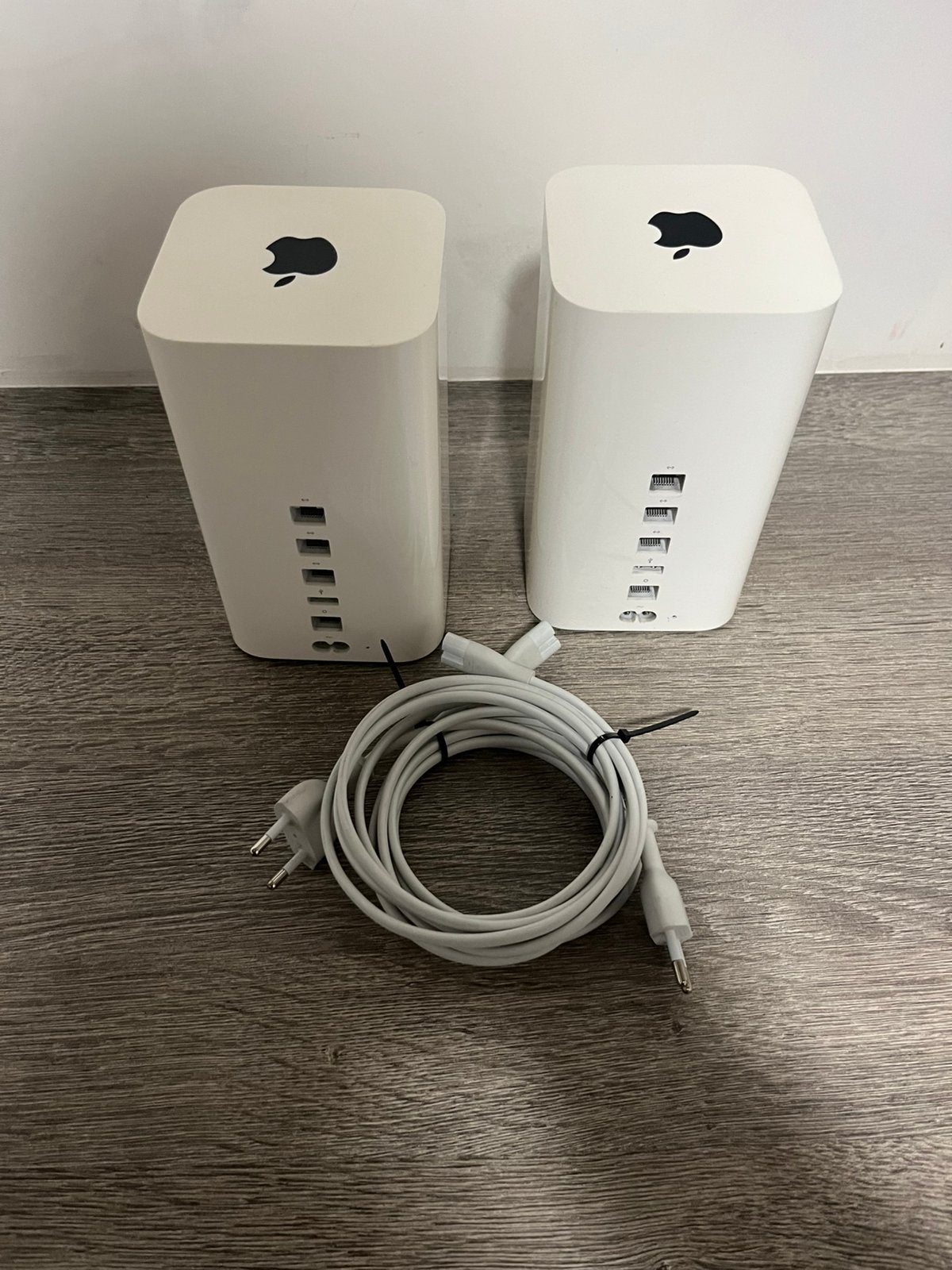 Apple Airport Extreme  2 stuks, Ophalen of Verzenden, Gebruikt, Router, Apple
