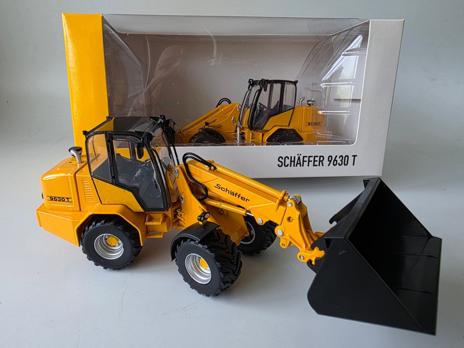 SCHAFFER 9630 T GEEL 1:32 USK NIEUW!, Hobby en Vrije tijd, Ophalen of Verzenden, Nieuw, Tractor of Landbouw, Overige merken