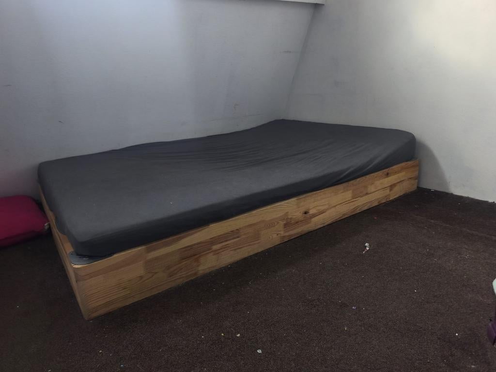 Zwaar, stevig handgemaakt bed met lattenbodem, Ophalen of Verzenden