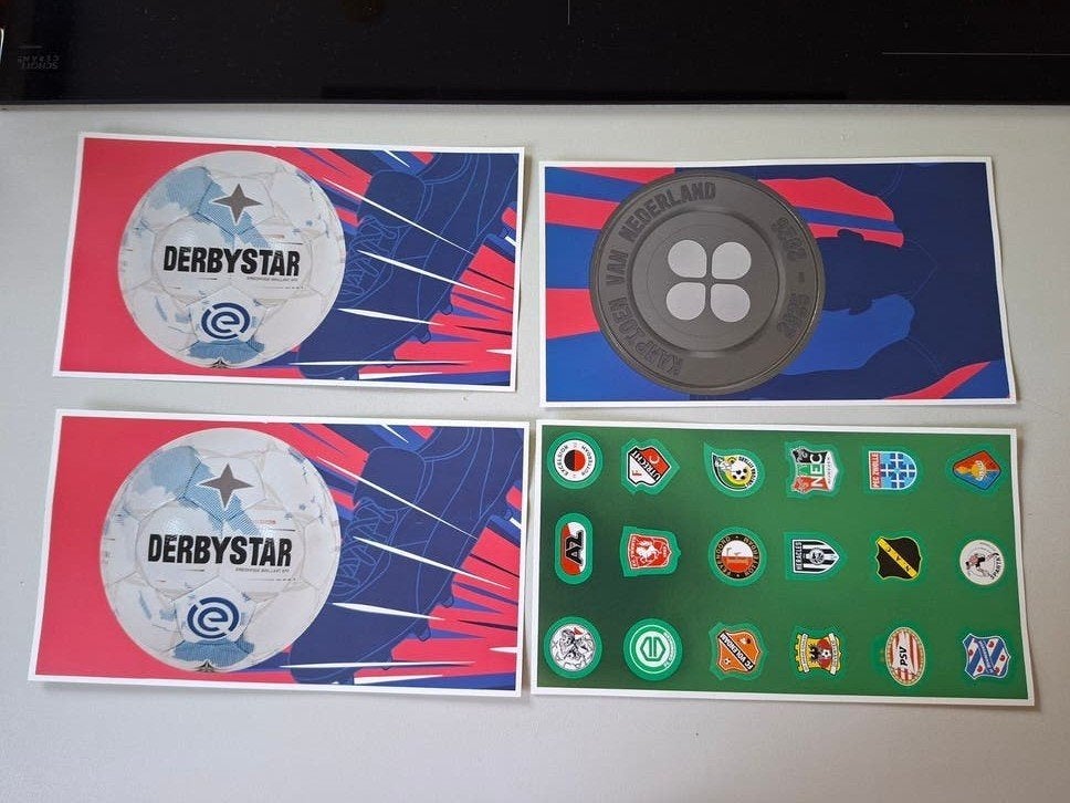 Plus xxl voetbal stickers 2025-2026, Ophalen of Verzenden, Nieuw, Poster, Plaatje of Sticker