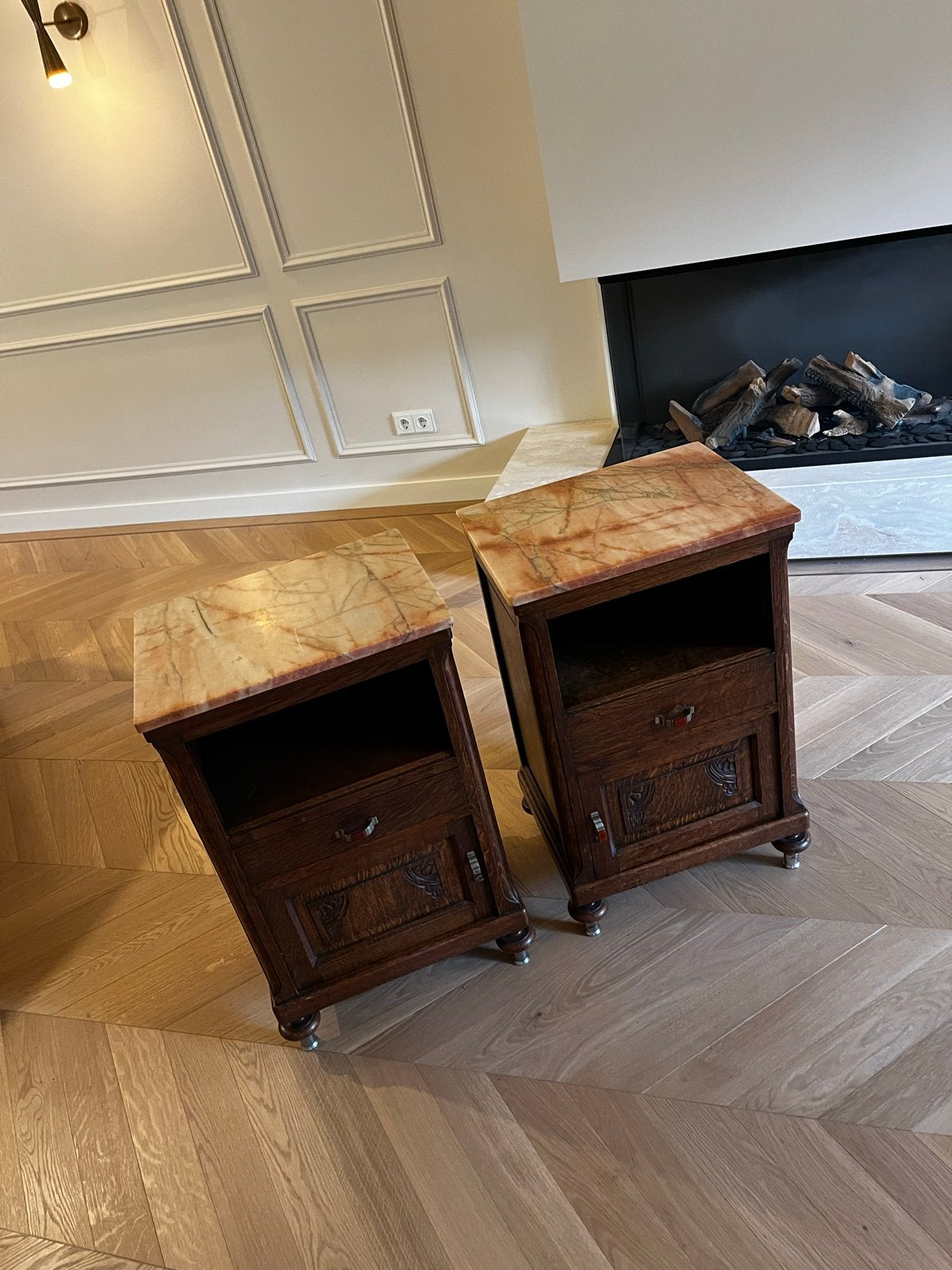 Set 2 antieke eiken nachtkastjes roze marmeren blad art deco, Ophalen, Zo goed als nieuw, Hout, Minder dan 45 cm