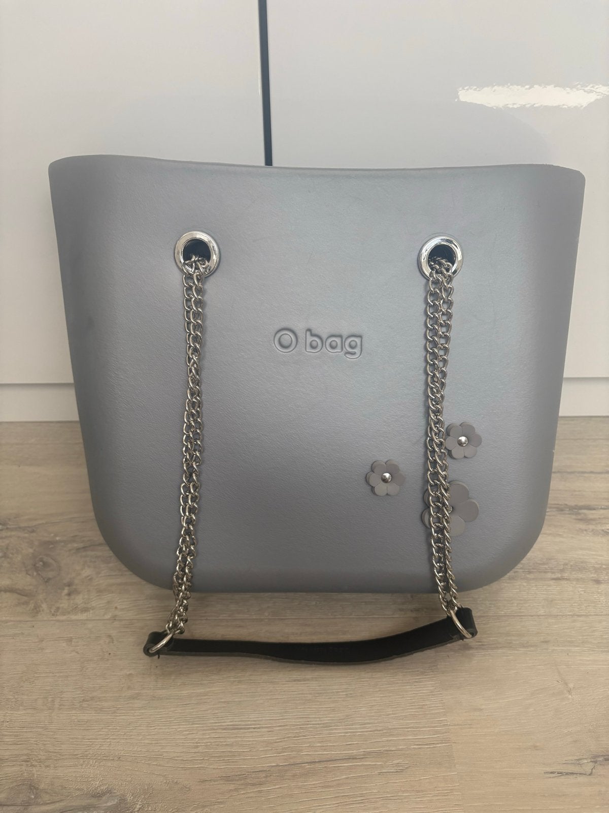 Stijlvolle grijze O bag handtas met kettinghengsels, Sieraden, Tassen en Uiterlijk, Ophalen of Verzenden, Zo goed als nieuw, Grijs