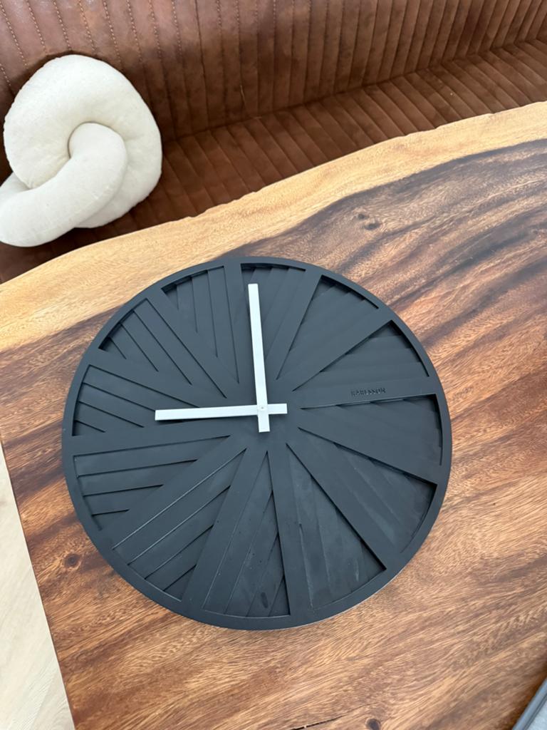 Wandklok Karlsson zwart, Huis en Inrichting, Woonaccessoires | Klokken, Ophalen of Verzenden, Zo goed als nieuw, Wandklok
