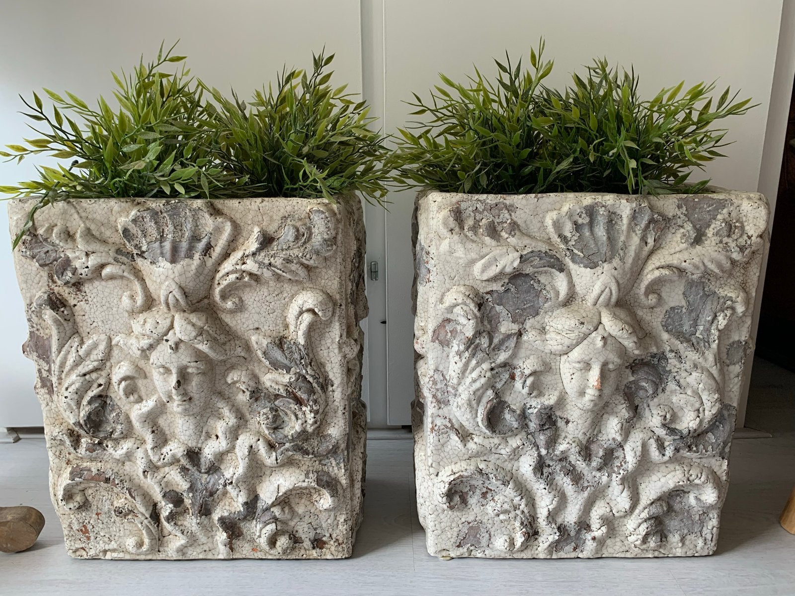 Decoratieve bloempotten met klassieke gezichten, Ophalen, Zo goed als nieuw