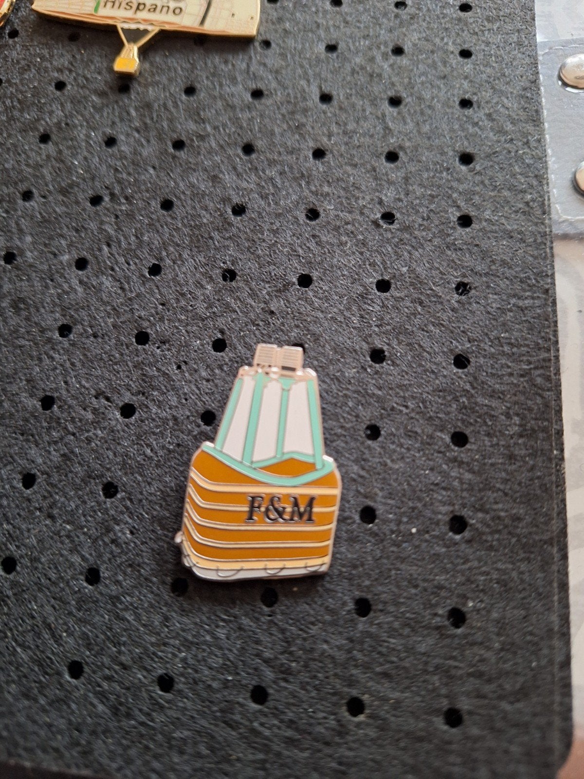 Fortnum & Mason F&M Theetas Pin Speldje, Ophalen of Verzenden, Gebruikt, Merk, Speldje of Pin