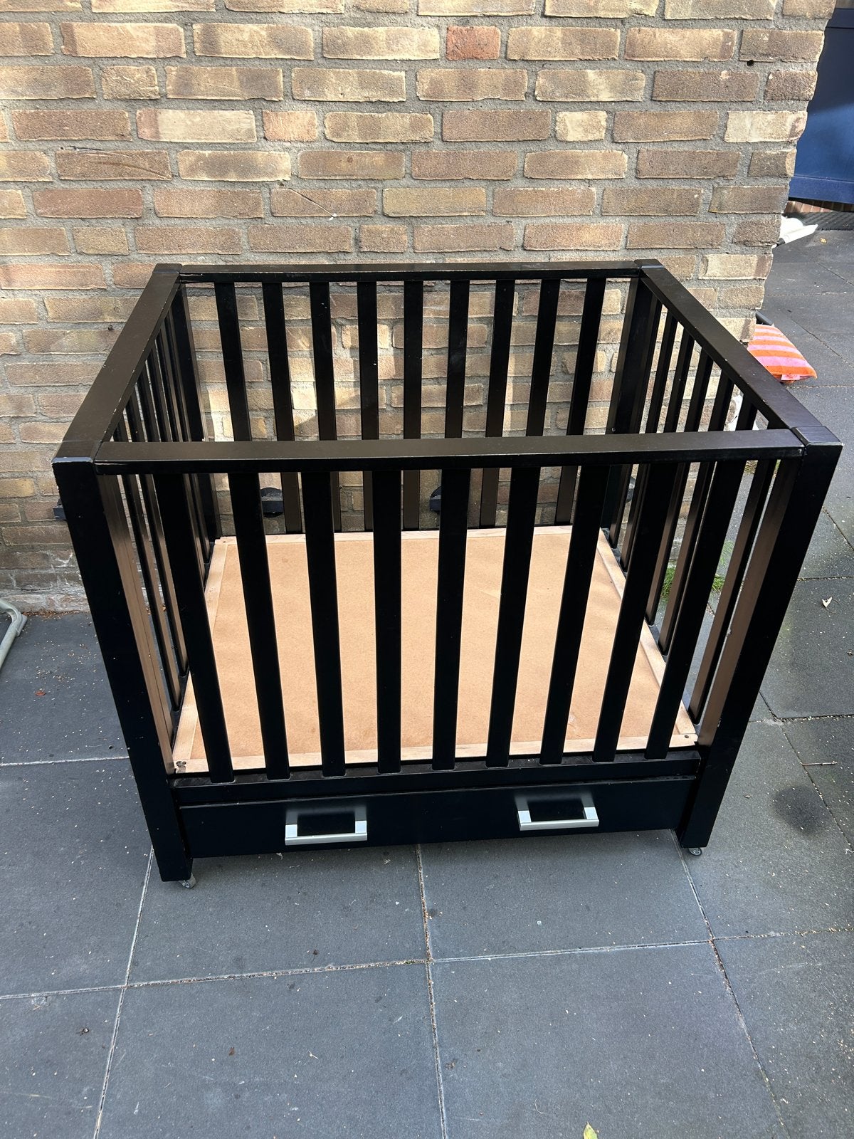 Zwarte box met lade en wieltjes - 85x79x100 cm, Kinderen en Baby's, Ophalen, Gebruikt, Rechthoekig, Lade