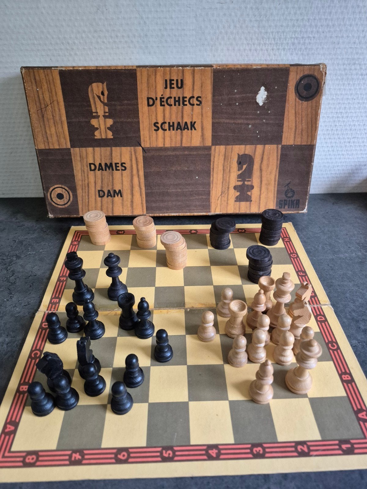 Oude doos met schaak ( dames) en damstenen, Ophalen of Verzenden