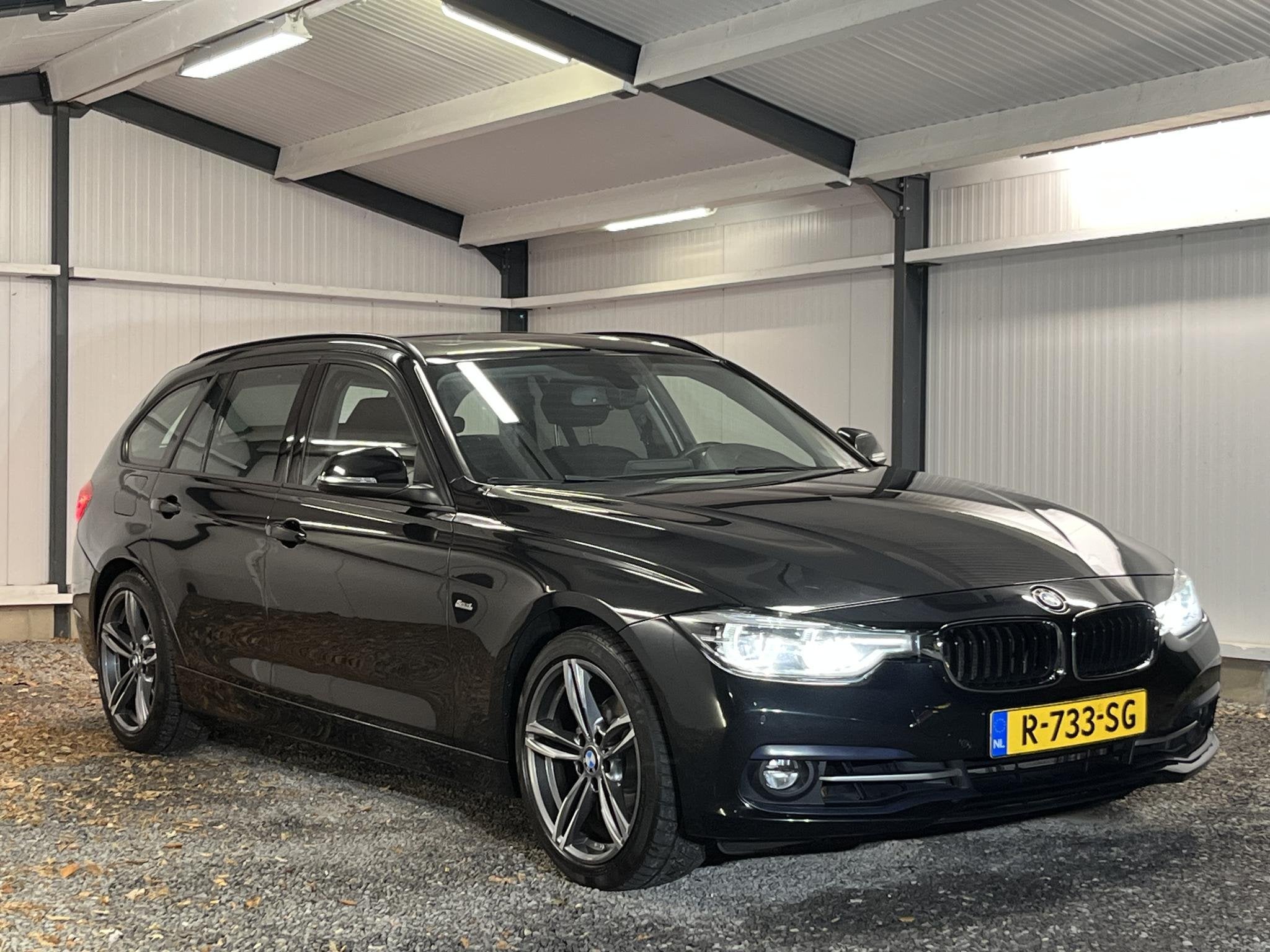 BMW 318i Touring High Exe AUT. 8-2017 PANO NAVI LED ST.VERW, Auto's, Automaat, Gebruikt, Euro 6, 1465 kg