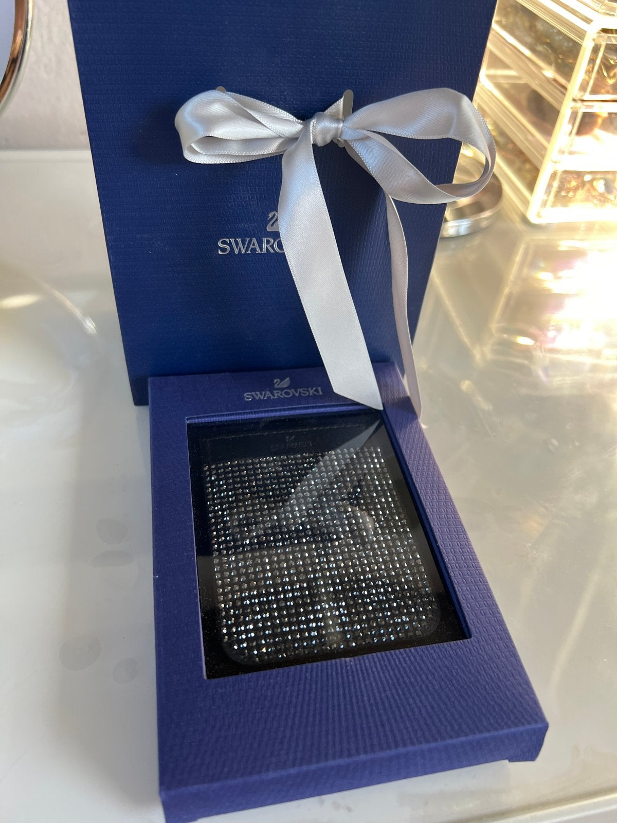 Swarovski Pasjeshouder Zwart met Kristallen - Nieuw in Doos, Ophalen of Verzenden, Nieuw, Zwart, Overige merken