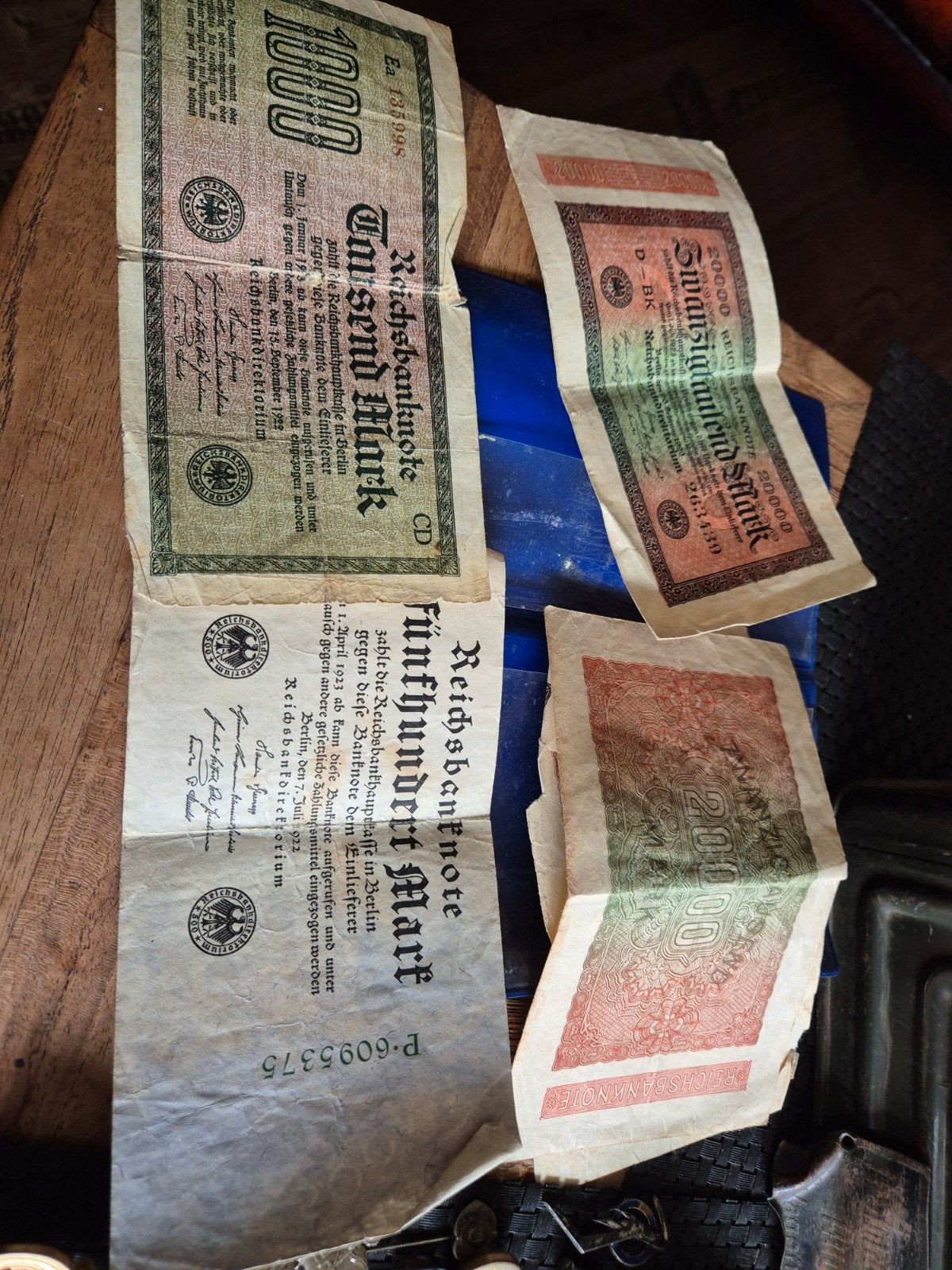 Oude Duitse bankbiljetten en militaire insignes, Ophalen