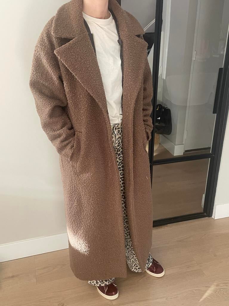 Lange teddy jas van NA-KD, valt als S/M, Kleding | Dames, Jassen | Winter, Ophalen of Verzenden, Gedragen, Maat 36 (S), Bruin