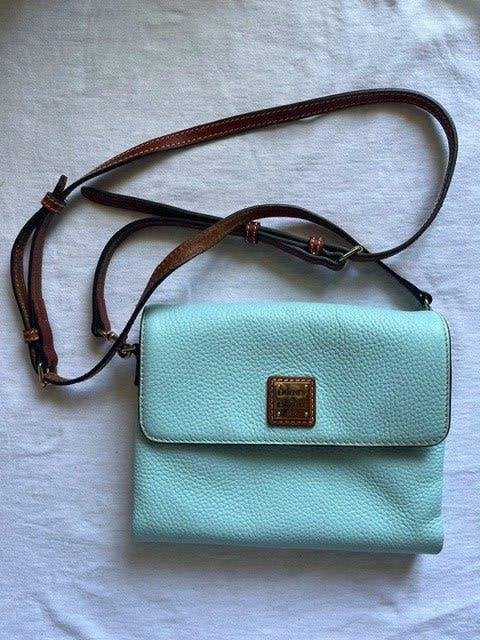 Dooney and Bourke licht turkoois  schouder / crossbody tas, Verzenden, Zo goed als nieuw, Overige kleuren, Schoudertasje