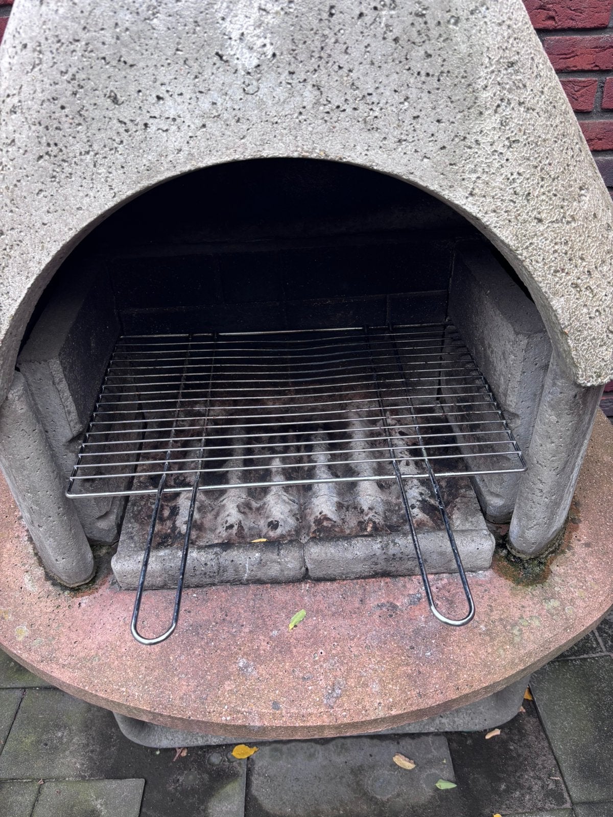 Betonnen buitenhaard met schoorsteen en BBQ-rooster, Tuin en Terras, Ophalen, Gebruikt, Vuurkorf