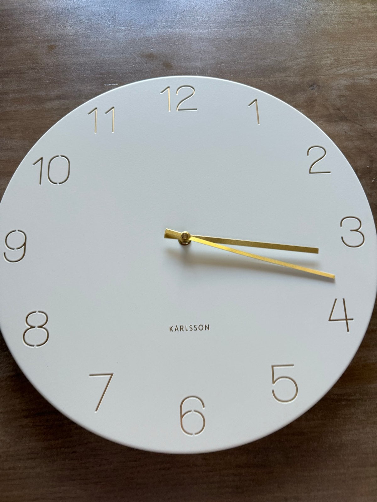 Gratis Karlsson wandklok (werkt niet altijd), Huis en Inrichting, Wit, Analoog, Werkt op batterijen, Ophalen of Verzenden