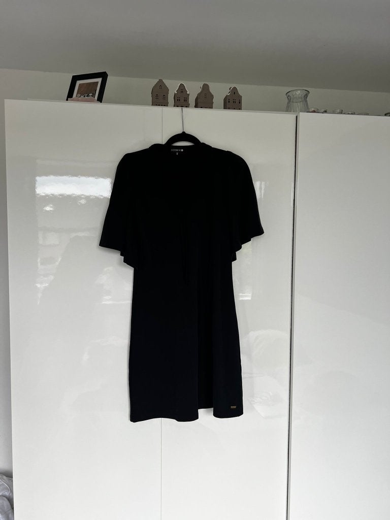 Zwarte jurk van het merk I-CON-K maat XS vlinder mouwtjes, Kleding | Dames, Jurken, Verzenden, Zo goed als nieuw, Maat 36 (S)