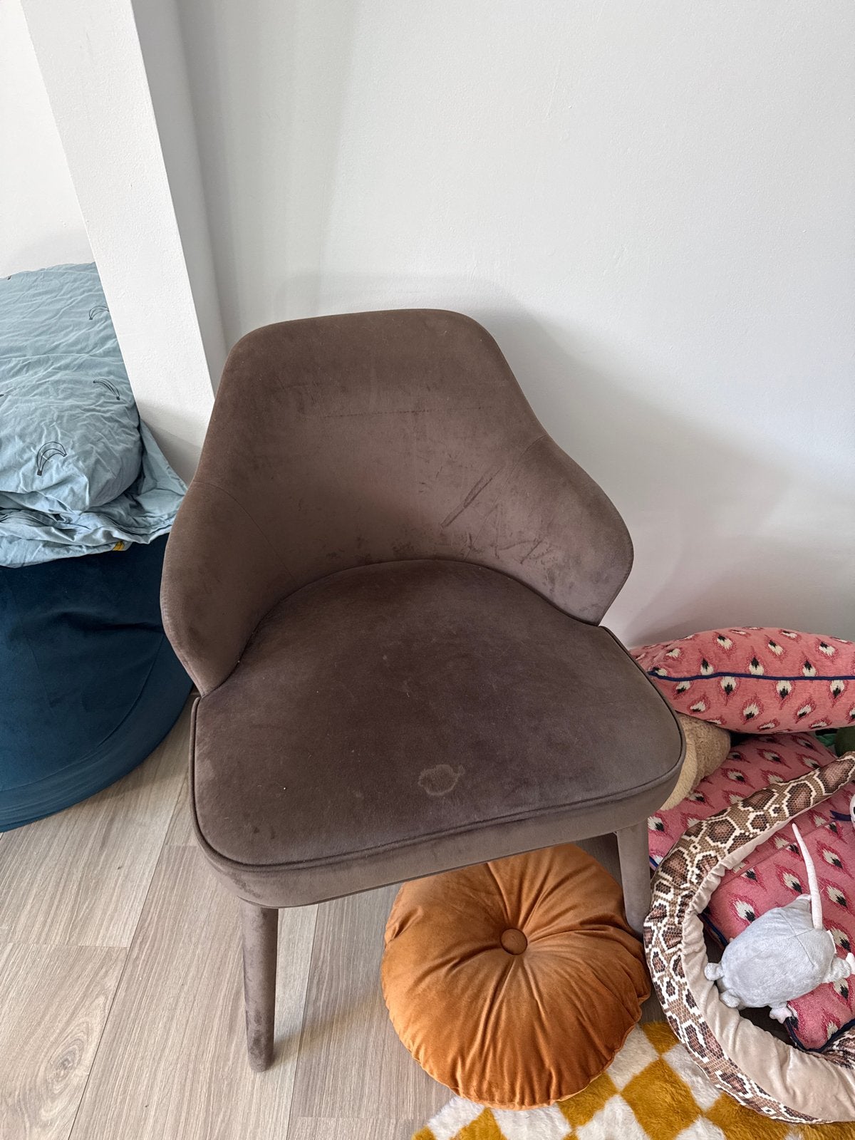 Gratis: Comfortabele stoelen Bruin fluweel of Zwart leer, Gebruikt, Twee, Bruin, Ophalen of Verzenden
