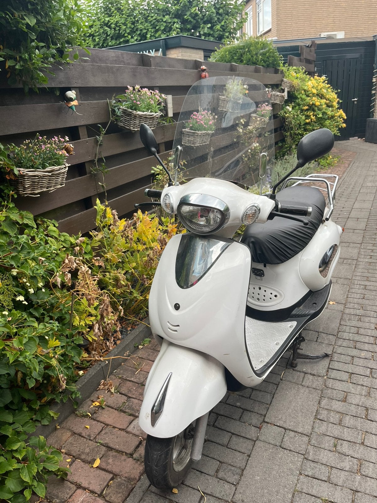 Witte Nonoiz elektrische scooter met accessoires en 2 helmen, Fietsen en Brommers, Ophalen, Gebruikt, Overige typen, Overige merken